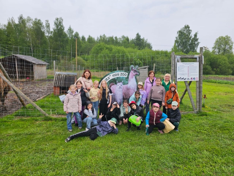 Lietus nav šķērslis: bērnu kluba “Mezgls” un pulciņa “Veidošana” audzēkņu mini zoodārza “JuRita” apmeklējums .