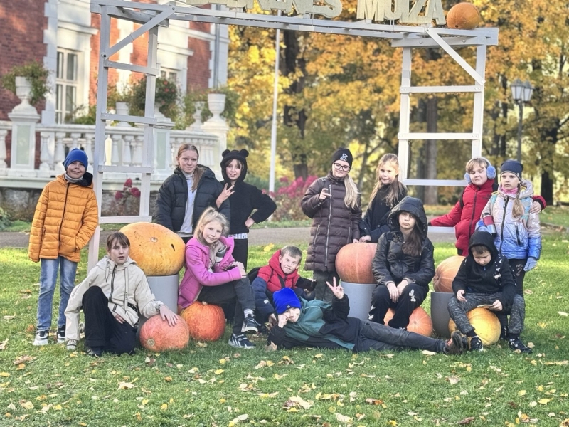 Bērnu klubs “Mezgls” apmeklē Bebrenes dzirnavas un Putnu salu — mācības dabā un veselīgs piedzīvojums.