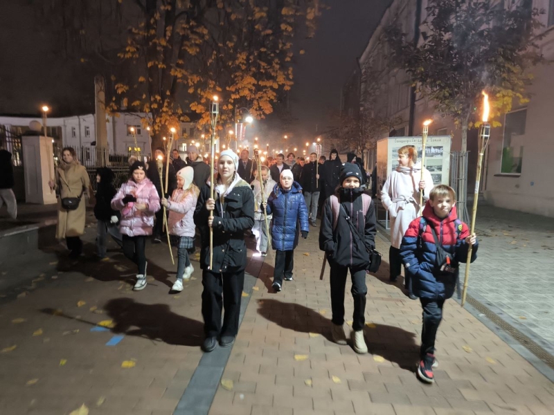 Sarkanbaltsarkanie novembra brīži brīvā laika klubā “Mezgls”