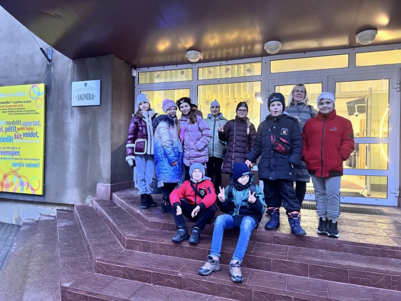 EKSKURSIJA PA DAUGAVPILS CENTRU UN PIRMĀS ZIEMASSVĒTKU SAJŪTAS.