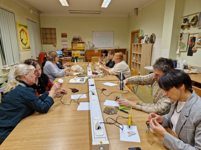 Ziemassvētku floristikas konkursā “Egles rota – Ziemassvētku egle” Daugavpilī atklājas skolēnu radošums un svētku burvība